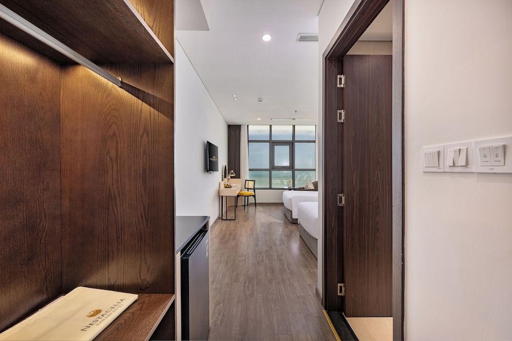 Nesta Celia Danang Hotel Deluxe Twin Room, Partial Ocean View 2