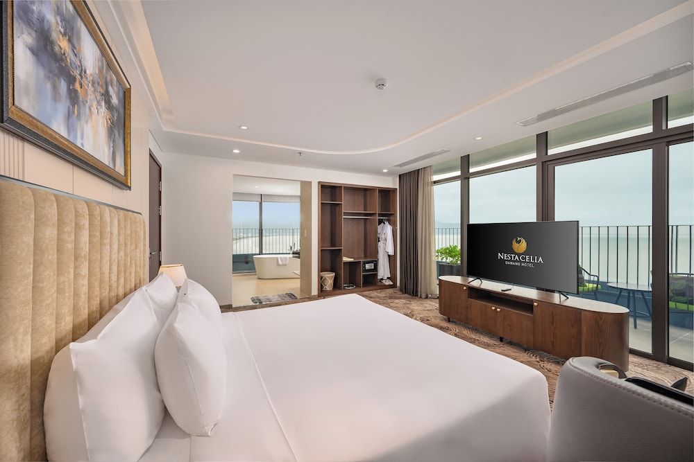 Nesta Celia Danang Hotel Presidential Double Room, Ocean View 3