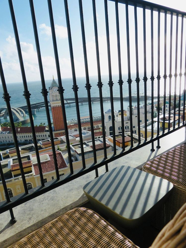 Aura Apartment Superior Studio, 1 King Bed, Sea View, Tower 9