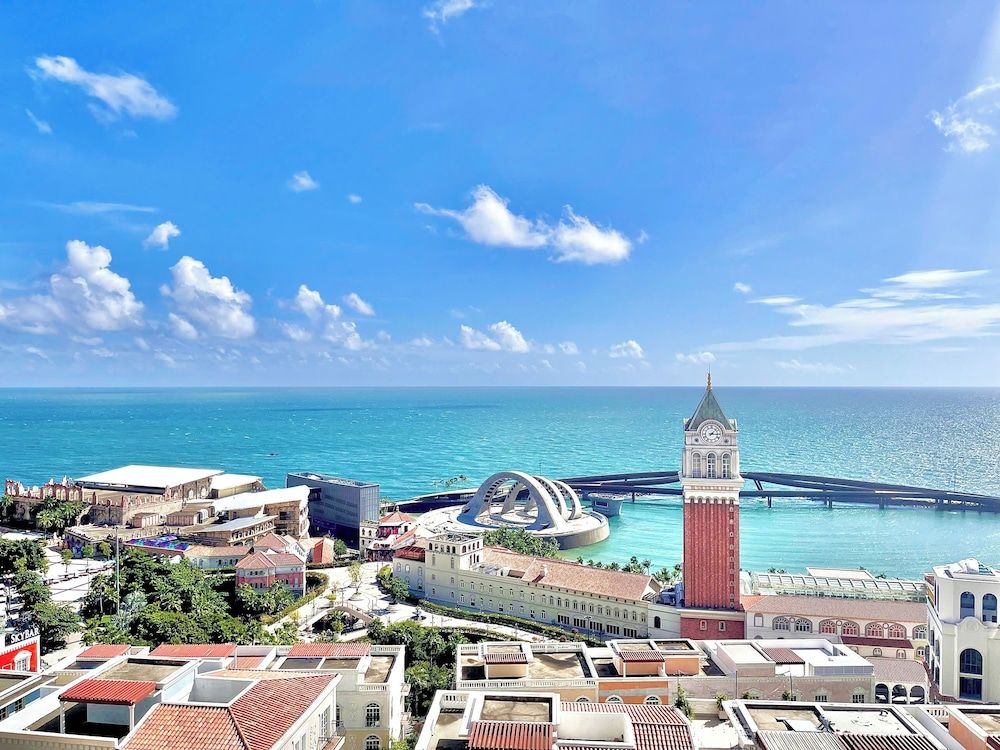 Aura Apartment Superior Studio, 1 King Bed, Sea View, Tower 7