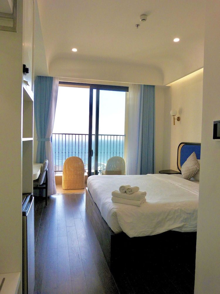 Aura Apartment Superior Studio, 1 King Bed, Sea View, Tower 2