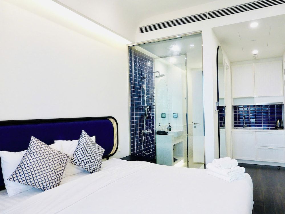 Aura Apartment Superior Studio, 1 King Bed, Sea View, Tower 3