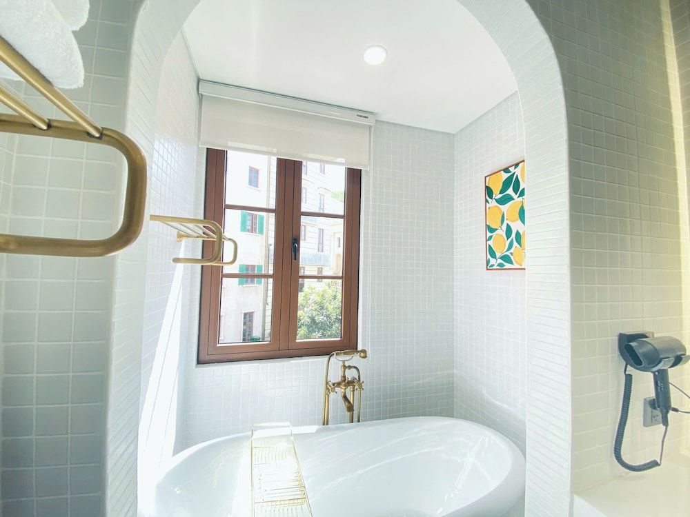 Tramonto Boutique Hotel Deluxe Double or Twin Room, Balcony, City View 9