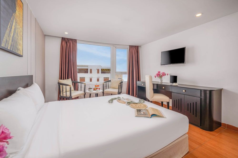 Haya Hotel Da Nang Deluxe Double Room 11