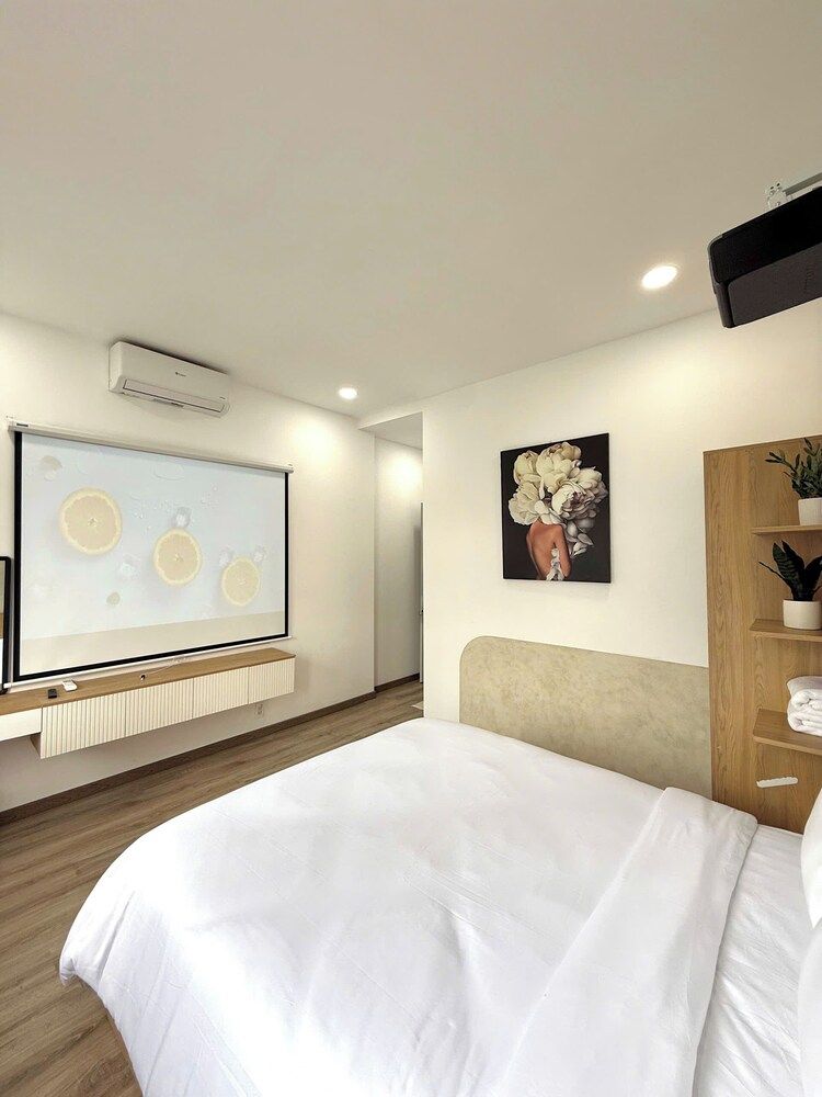 Premier Studio Suite, Courtyard View