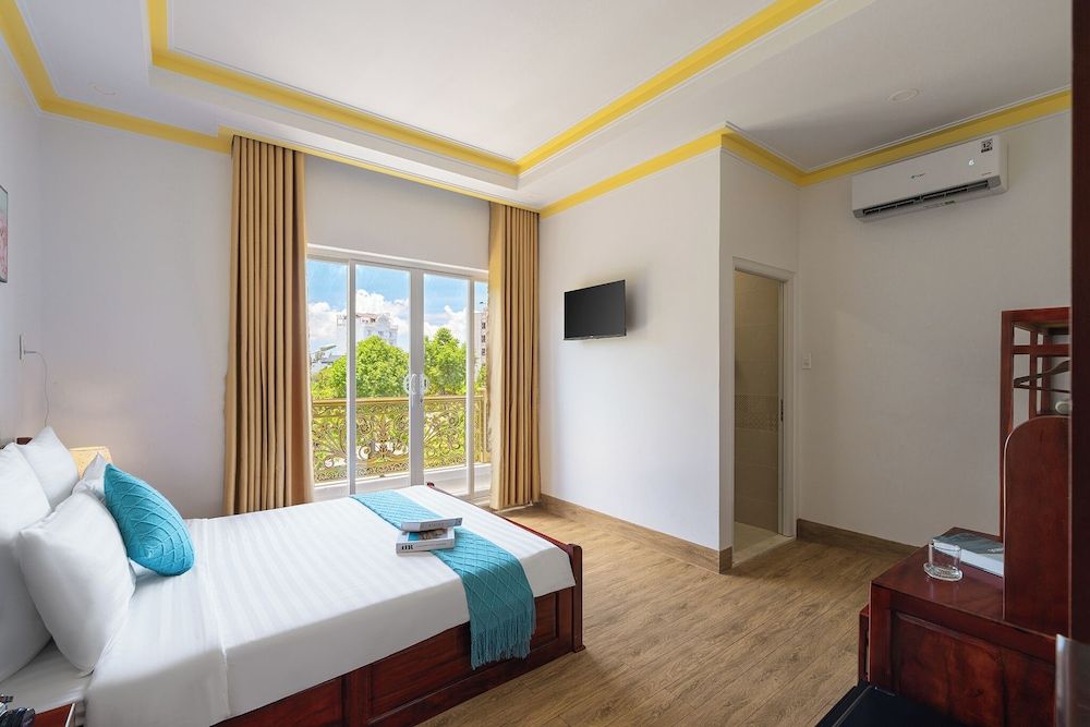 Deluxe Double Room, 1 Queen Bed, Balcony, Partial Sea View