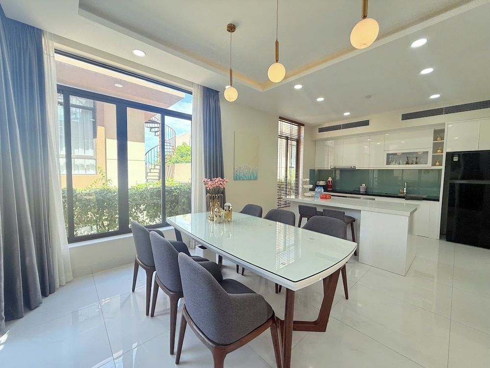 Deluxe Villa Beach Front Deluxe Villa, Beachside 9