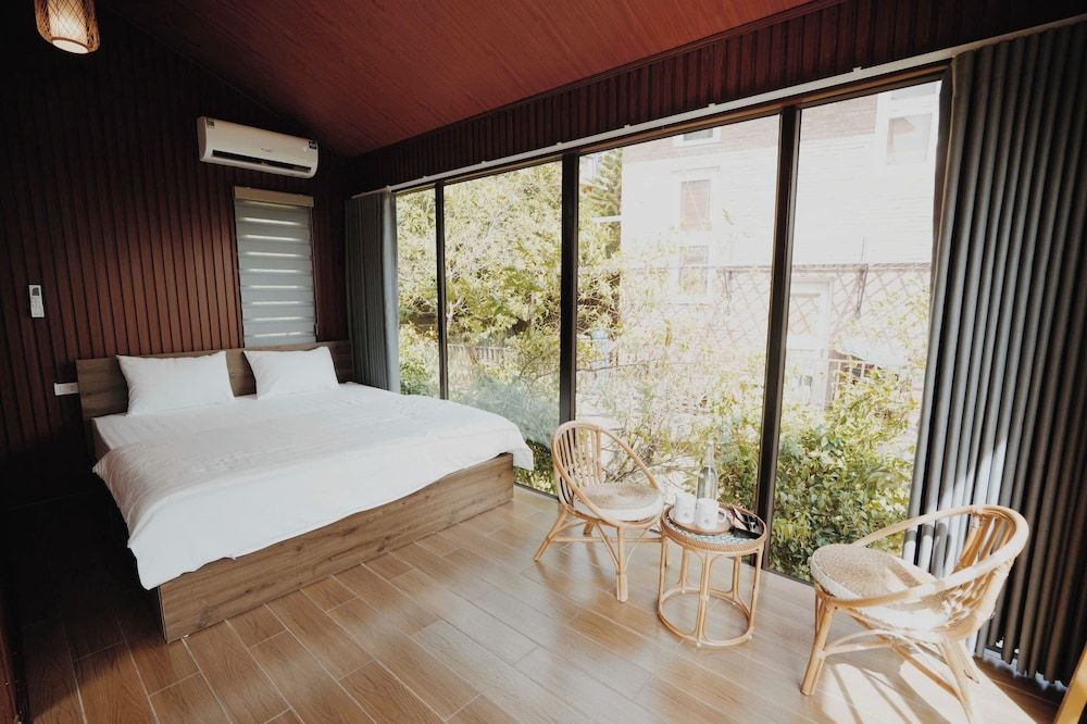 Hola Homestay Junior Bungalow, 1 King Bed, Private Bathroom, Garden View 3