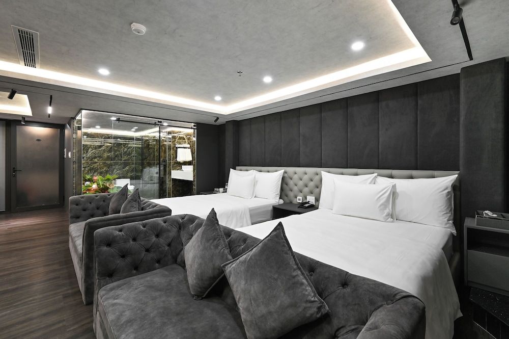 Family Room, Bathtub