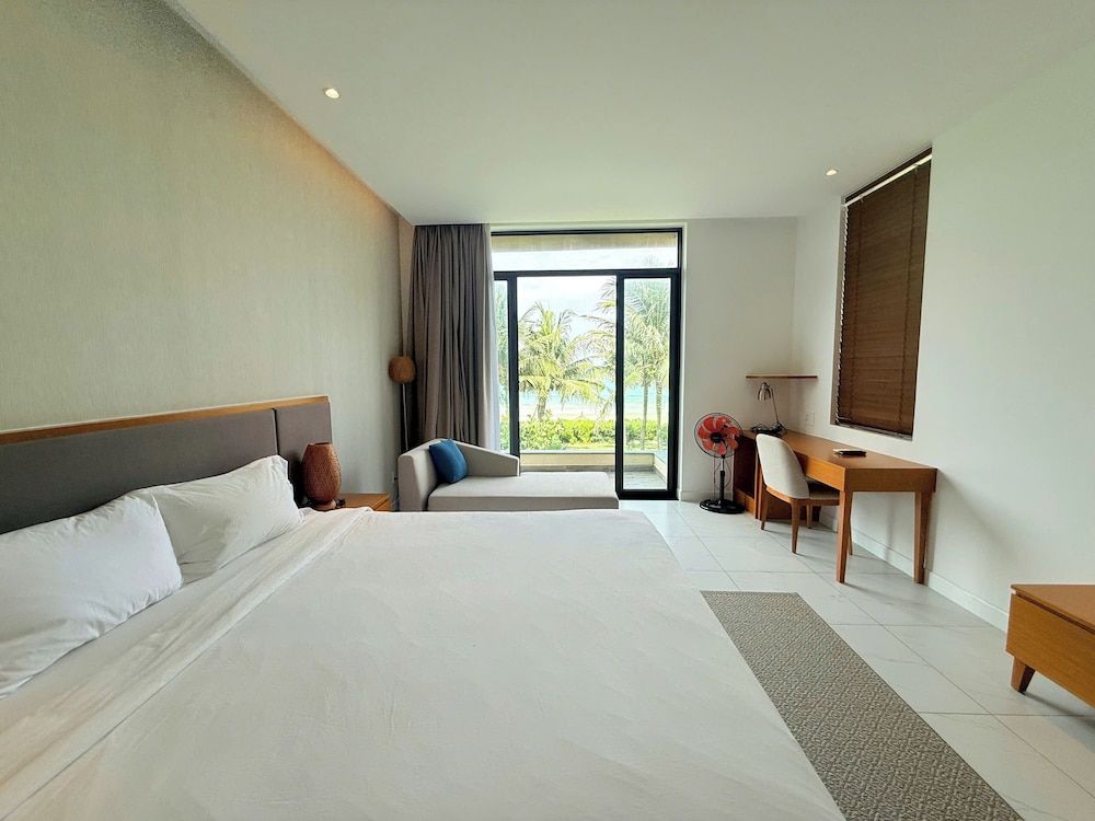 Luxury Villa Beach Front Luxury Villa, 3 Bedrooms, Private Pool, Sea Facing 2