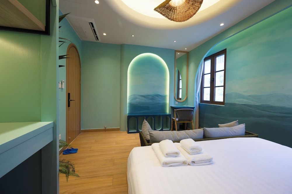 Lotus Home Cafe – Budget Design Studio Suite, Beach View 6