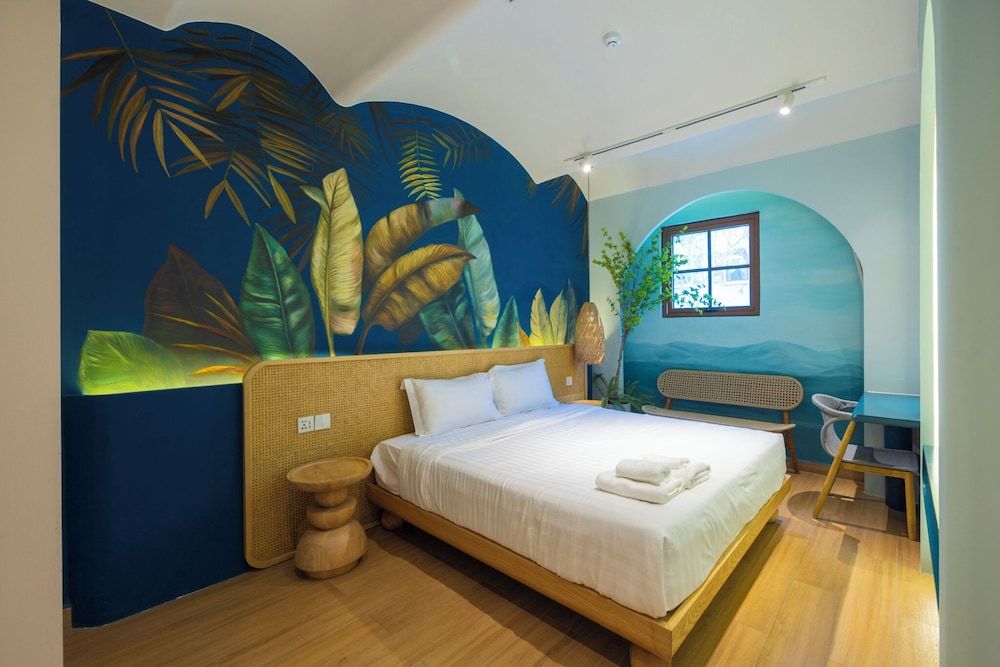 Lotus Home Cafe – Budget Design Studio Suite, Beach View 9