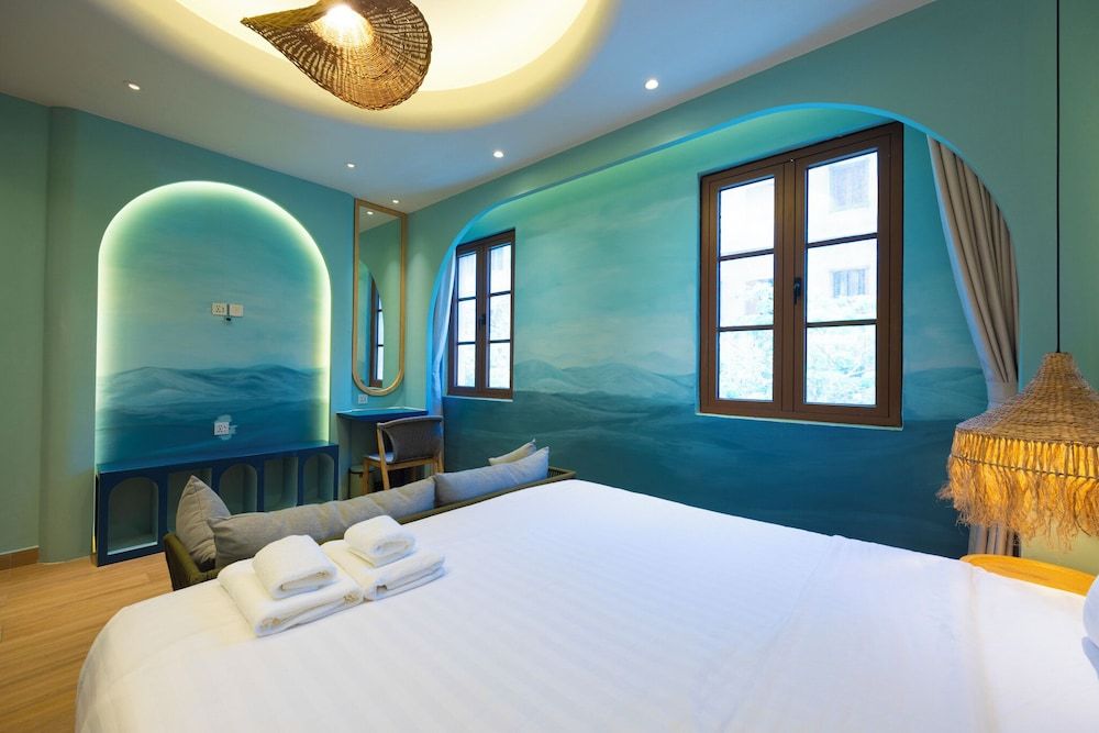 Lotus Home Cafe – Budget Design Studio Suite, Beach View 14