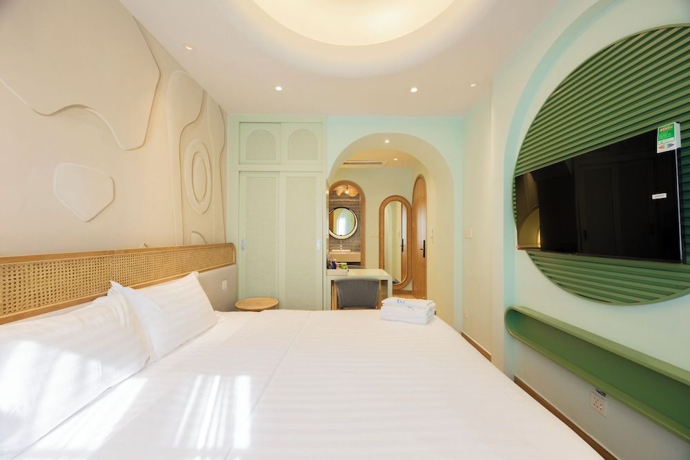 Lotus Home Cafe – Budget Design Double Room, 1 King Bed, City View 2