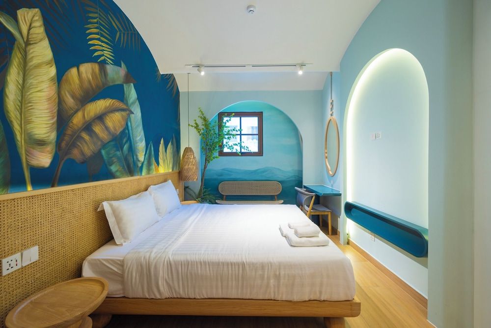 Lotus Home Cafe – Budget Design Studio Suite, Beach View 7