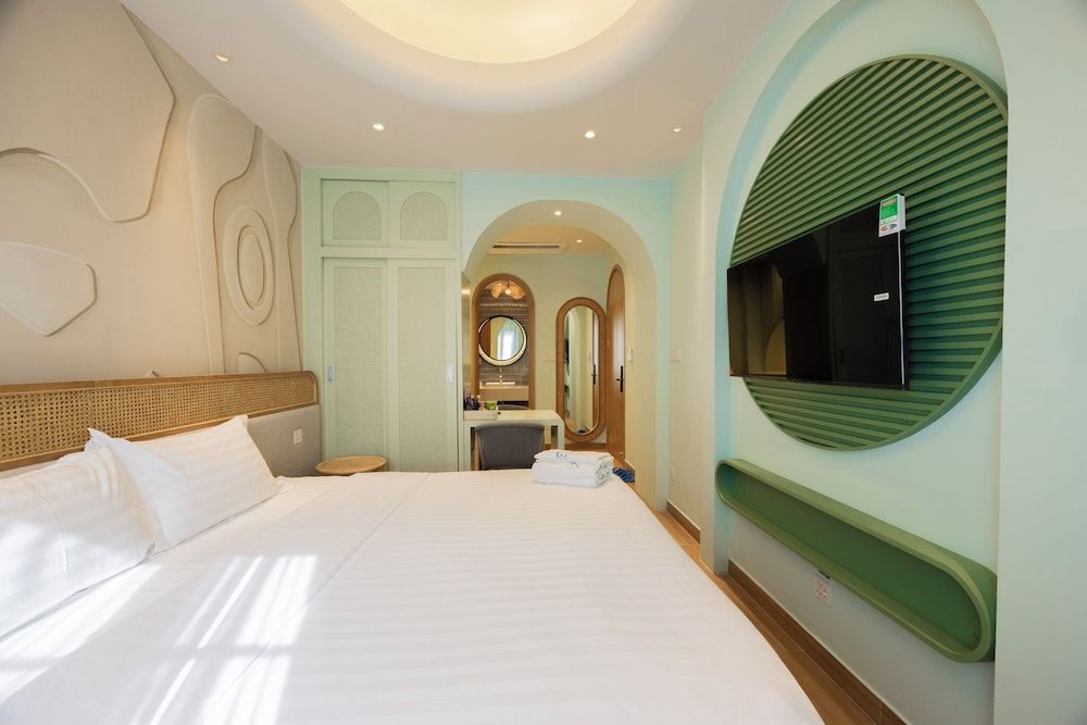 Lotus Home Cafe – Budget Design Double Room, 1 King Bed, City View 5