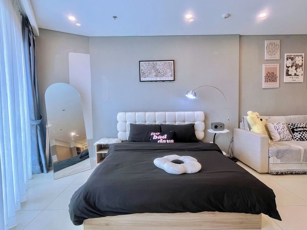 Deluxe Studio, 1 Queen Bed, Balcony, Garden View