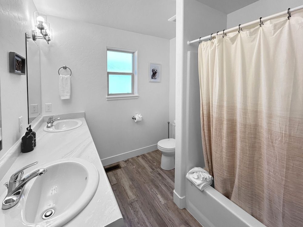 Bark And Bike Abode 3 Bedroom Home House, 3 Bedrooms 14