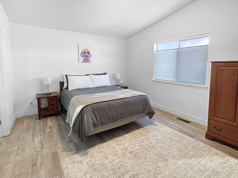 Bark And Bike Abode 3 Bedroom Home House, 3 Bedrooms 4