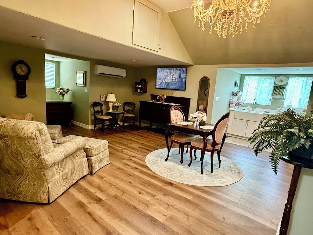 The Judge's Chambers Exclusive Loft 6