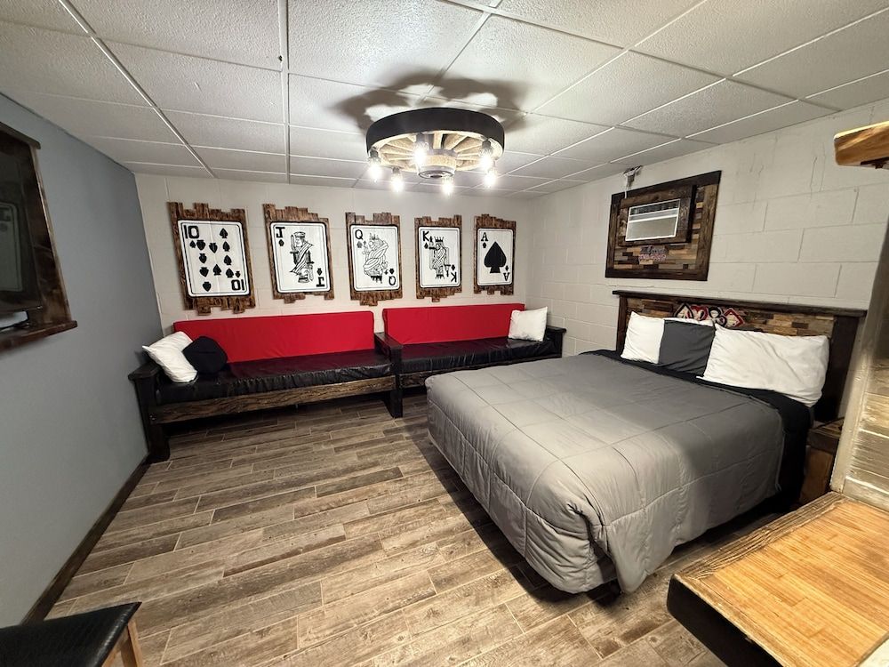 Hotel O Bel Aire Chamberlain SD I 90 Room, Non Smoking (1 Queen Bed & 2 Twin Beds) 6
