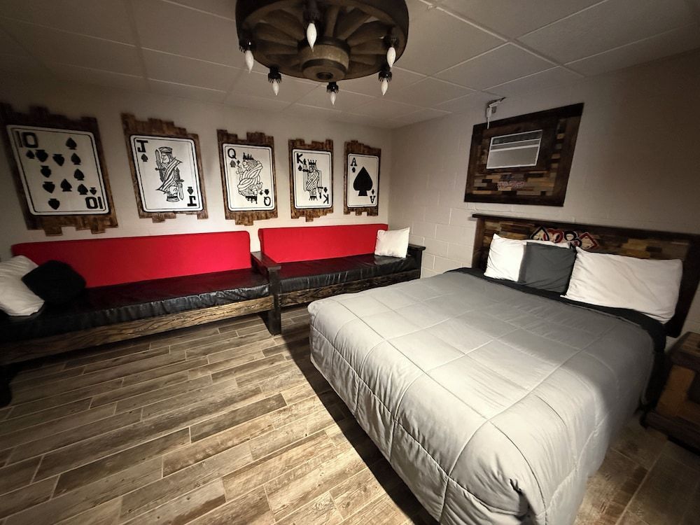 Hotel O Bel Aire Chamberlain SD I 90 Room, Non Smoking (1 Queen Bed & 2 Twin Beds) 3