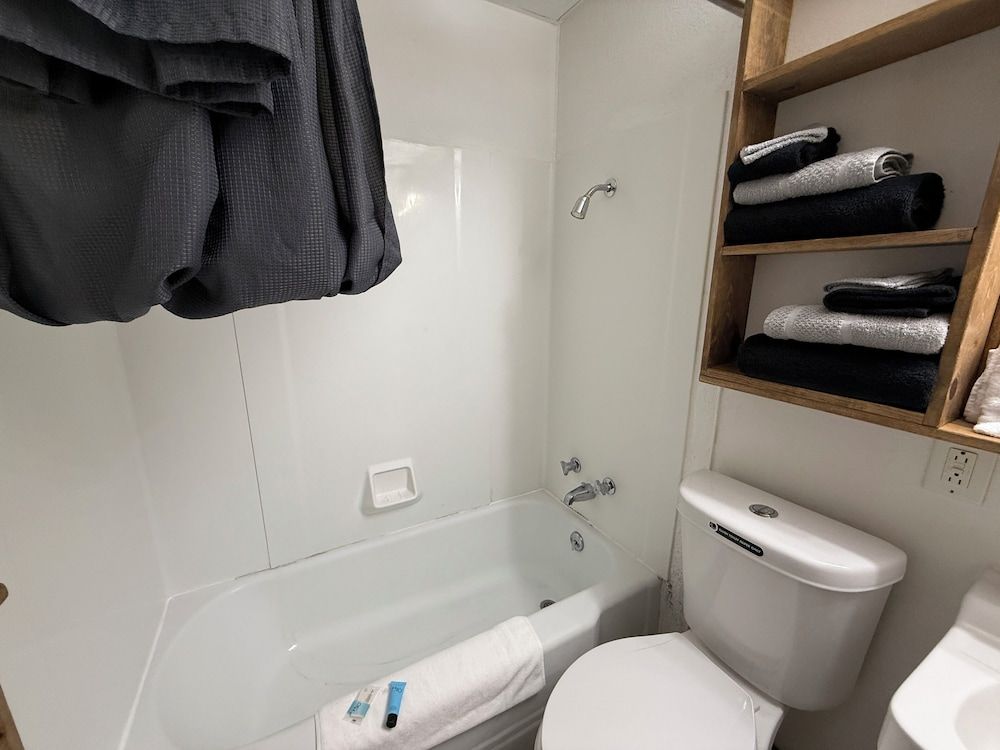 Hotel O Bel Aire Chamberlain SD I 90 Room, Non Smoking (2 Full Beds) 9