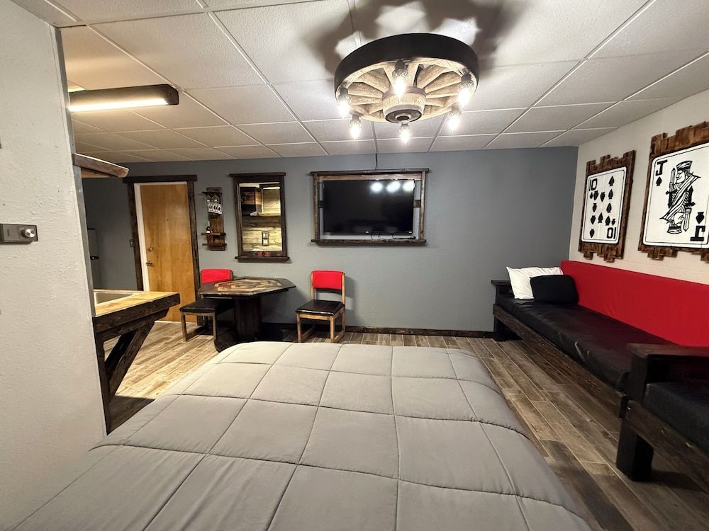 Hotel O Bel Aire Chamberlain SD I 90 Room, Non Smoking (1 Queen Bed & 2 Twin Beds) 4