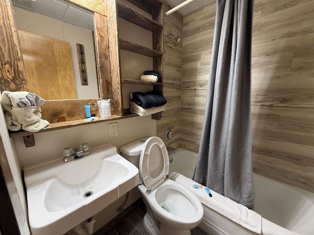 Hotel O Bel Aire Chamberlain SD I 90 Room, Non Smoking (1 Queen Bed & 2 Twin Beds) 8