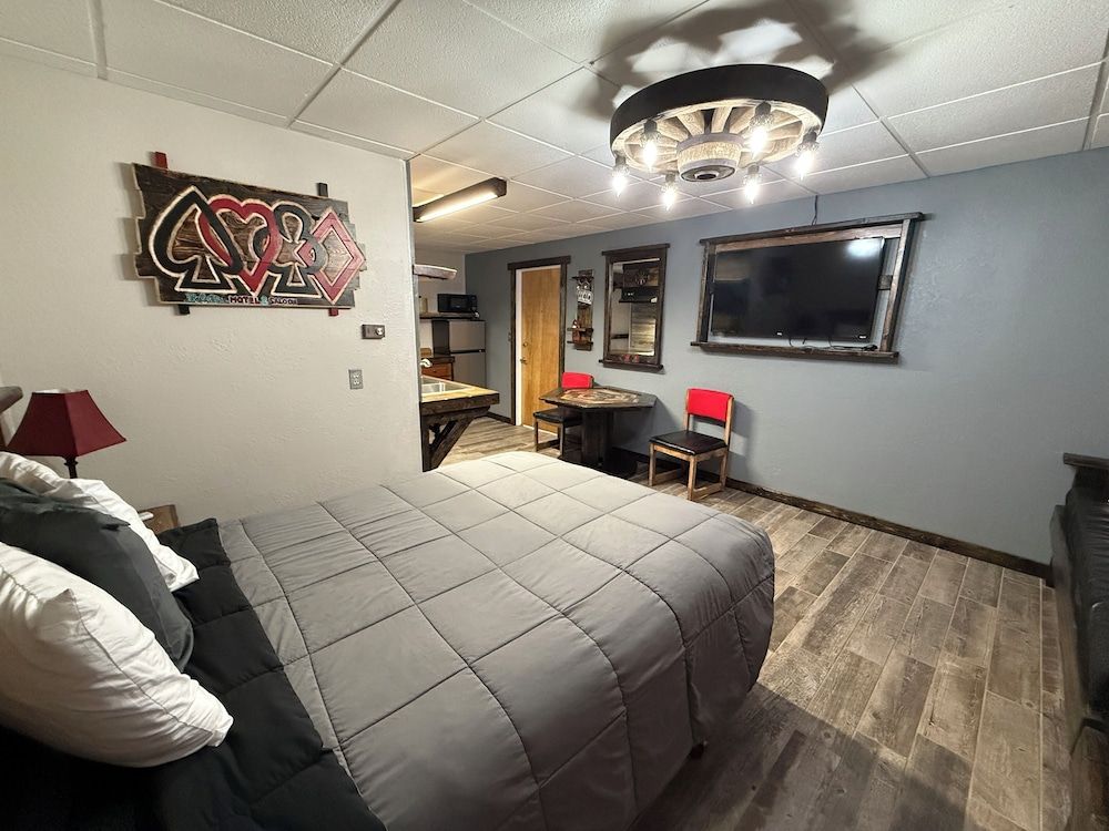 Hotel O Bel Aire Chamberlain SD I 90 Room, Non Smoking (1 Queen Bed & 2 Twin Beds) 2