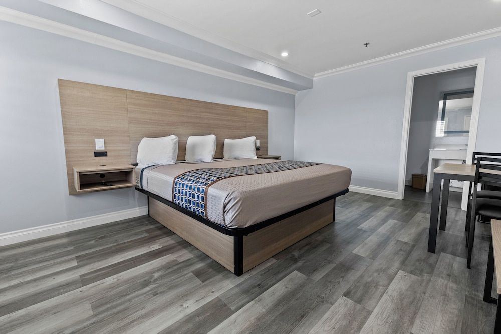 Downey Inn Room, 1 King Bed 3