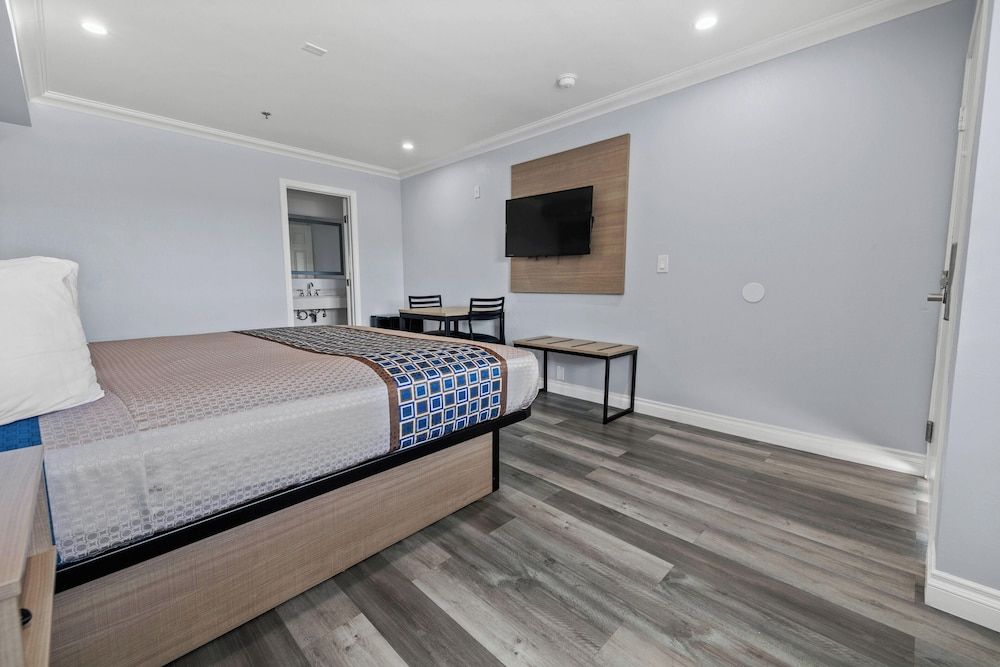 Downey Inn Room, 1 King Bed 2