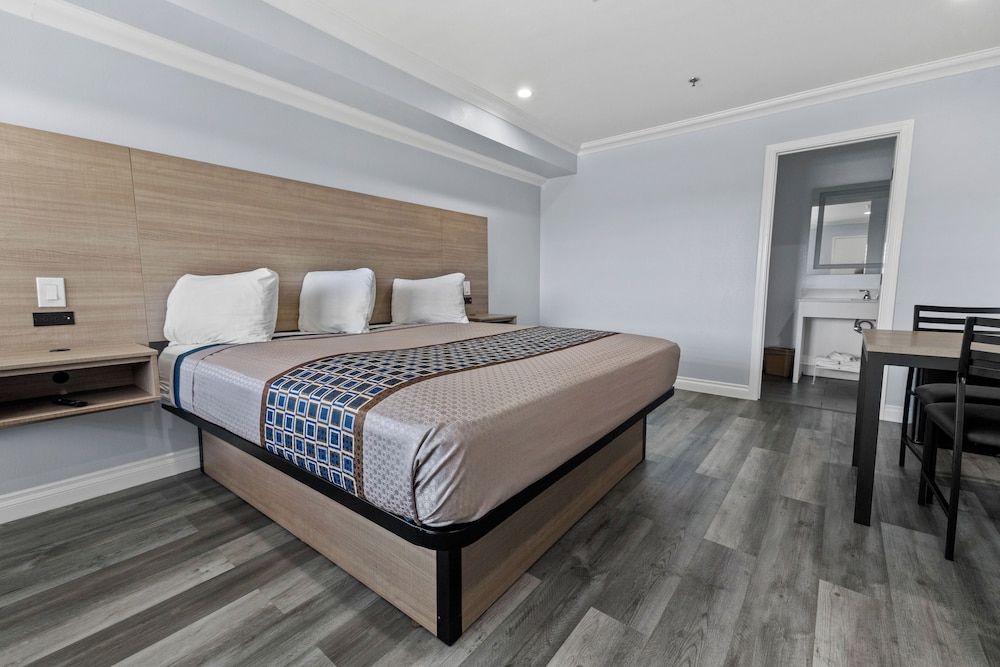 Downey Inn Room, 1 King Bed 4