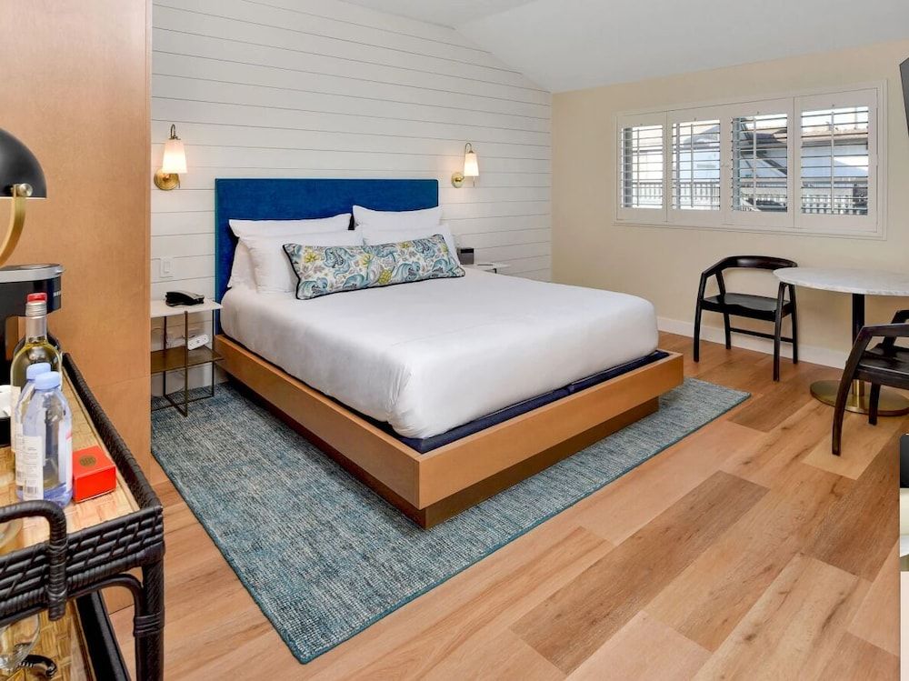 Premium Double Room, Private Bathroom (CALIFORNIA KING - Town View)