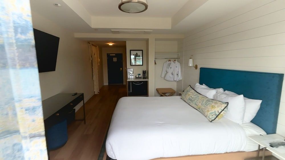 Suite, Private Bathroom, (CALIFORNIA KING PATIO - West)