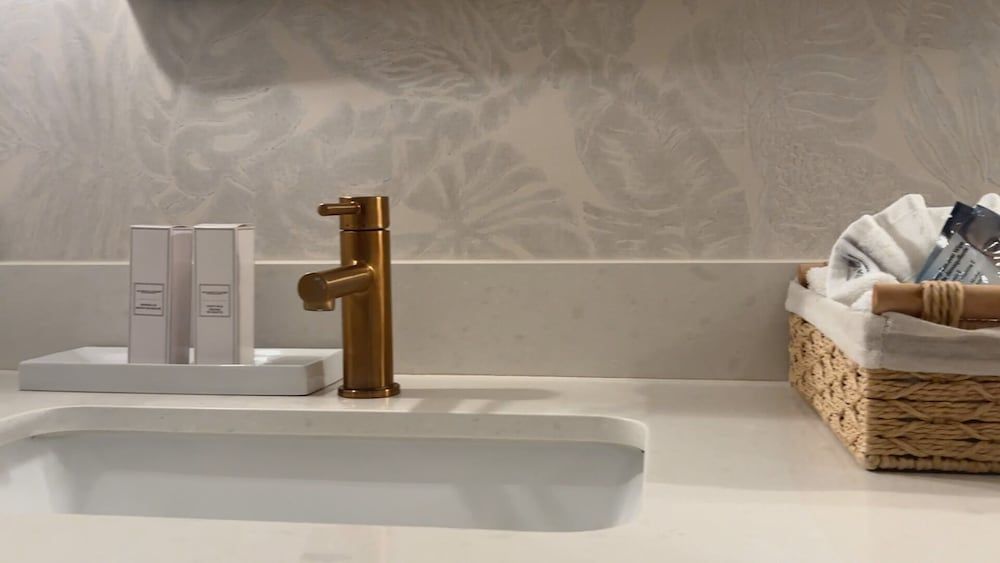 Panoramic Suite, Private Bathroom (CALIFORNIA KING - Bay View)
