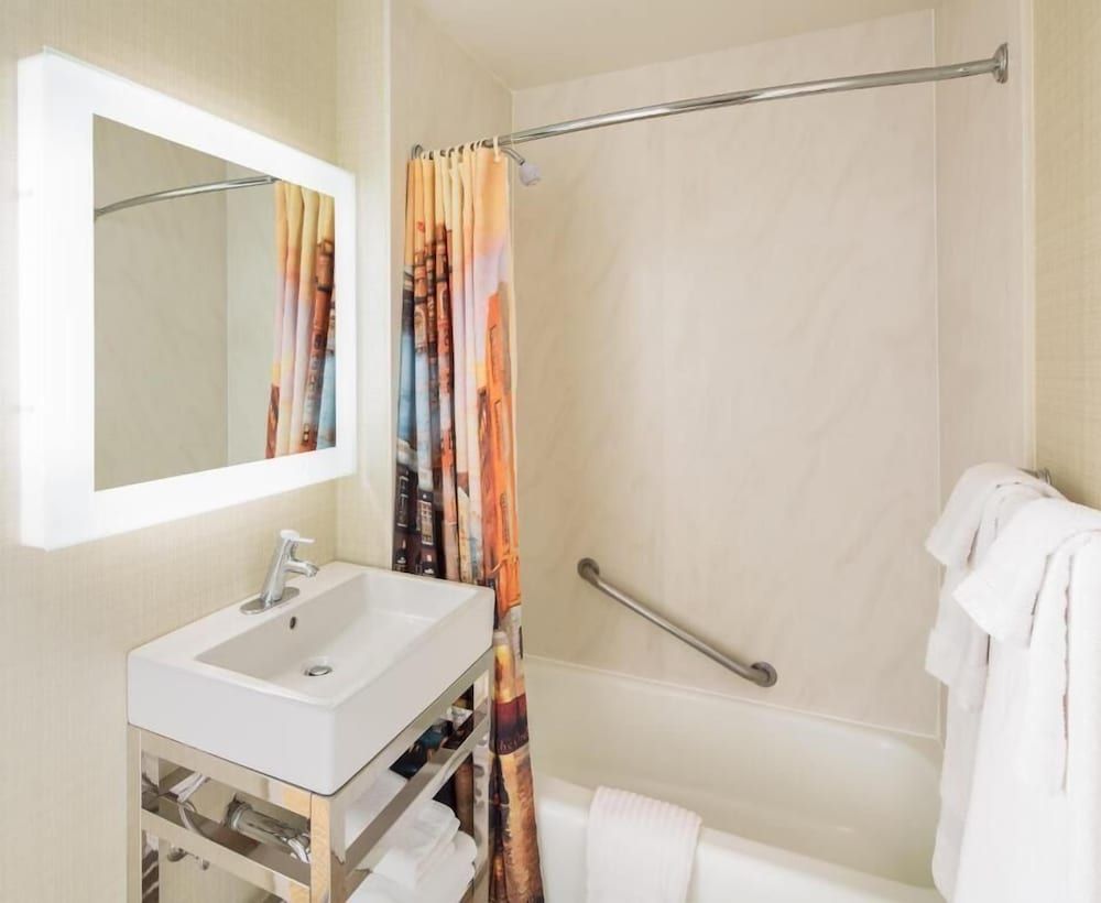 Marines Memorial Club & Hotel Standard Double Room, 2 Double Beds, Non Smoking, Private Bathroom 5