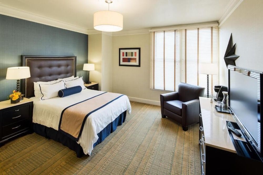 Marines Memorial Club & Hotel Standard Room, 1 Queen Bed, Non Smoking, Private Bathroom 2