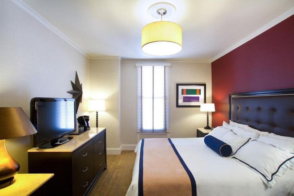 Marines Memorial Club & Hotel Standard Room, 1 Queen Bed, Non Smoking, Private Bathroom 3