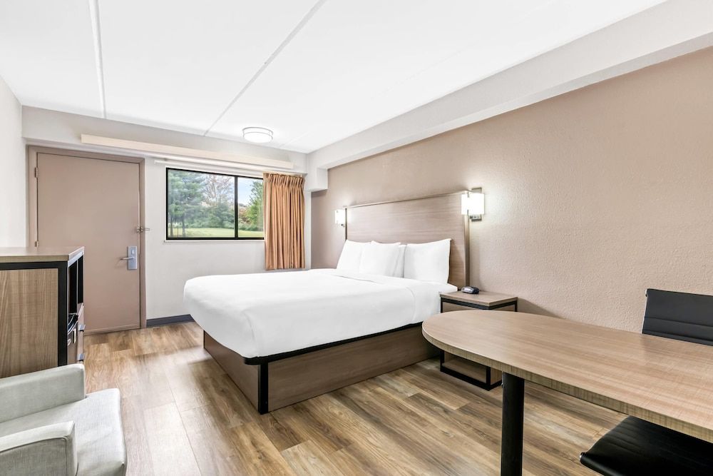 Econo Lodge Hickory Standard Room, 1 King Bed, Non Smoking 4