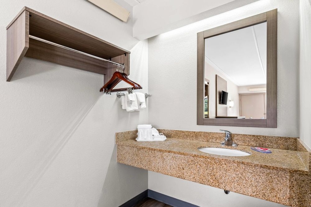 Econo Lodge Hickory Standard Room, 2 Queen Beds, Non Smoking 5