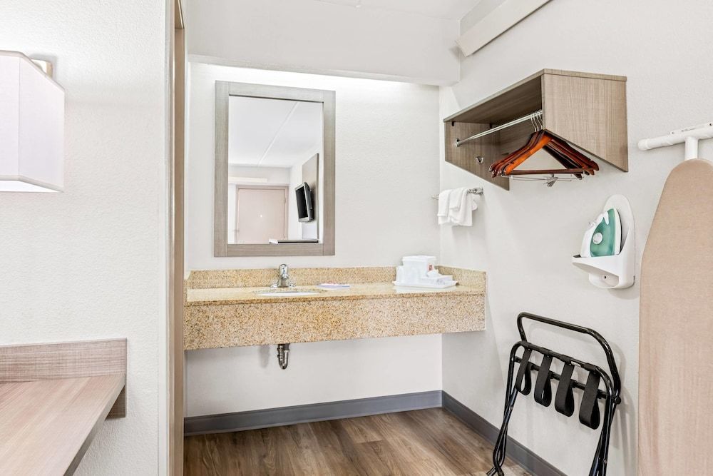 Econo Lodge Hickory Standard Room, 1 King Bed, Non Smoking 6