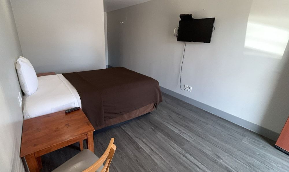 6 Rivers Motel Room, 1 Queen Bed, Non Smoking, Kitchenette