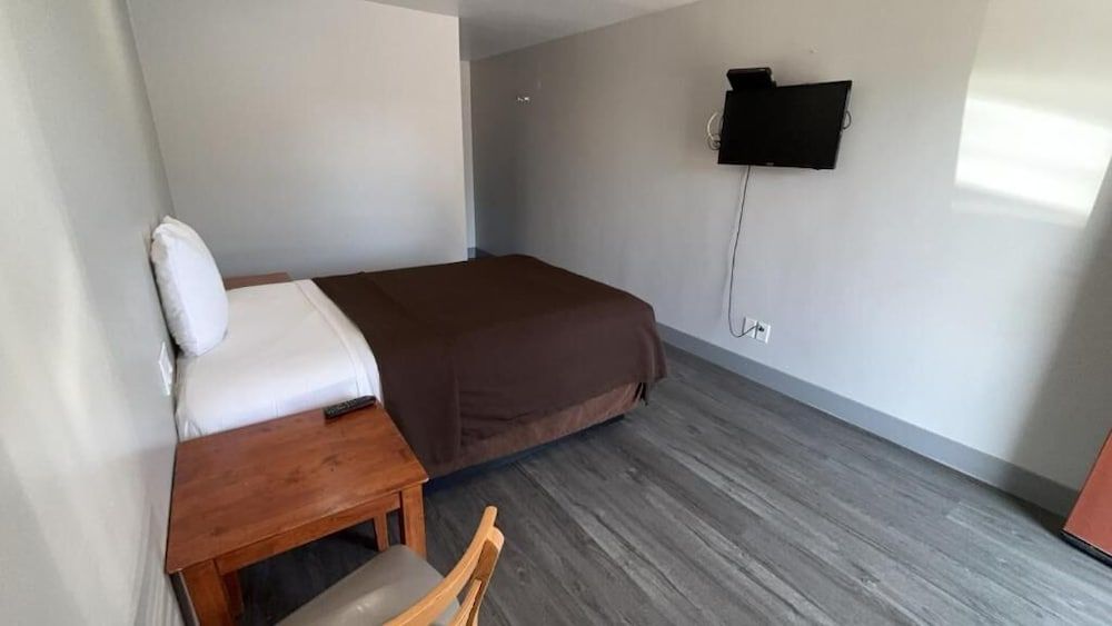 6 Rivers Motel Room, 1 Queen Bed, Non Smoking, Kitchenette 2