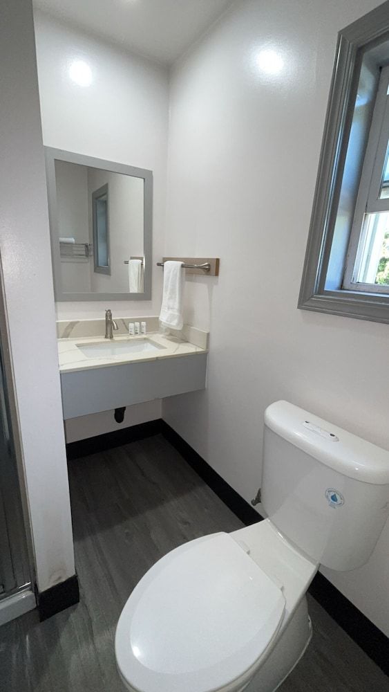 6 Rivers Motel Room, 1 Queen Bed, Non Smoking, Kitchenette 3