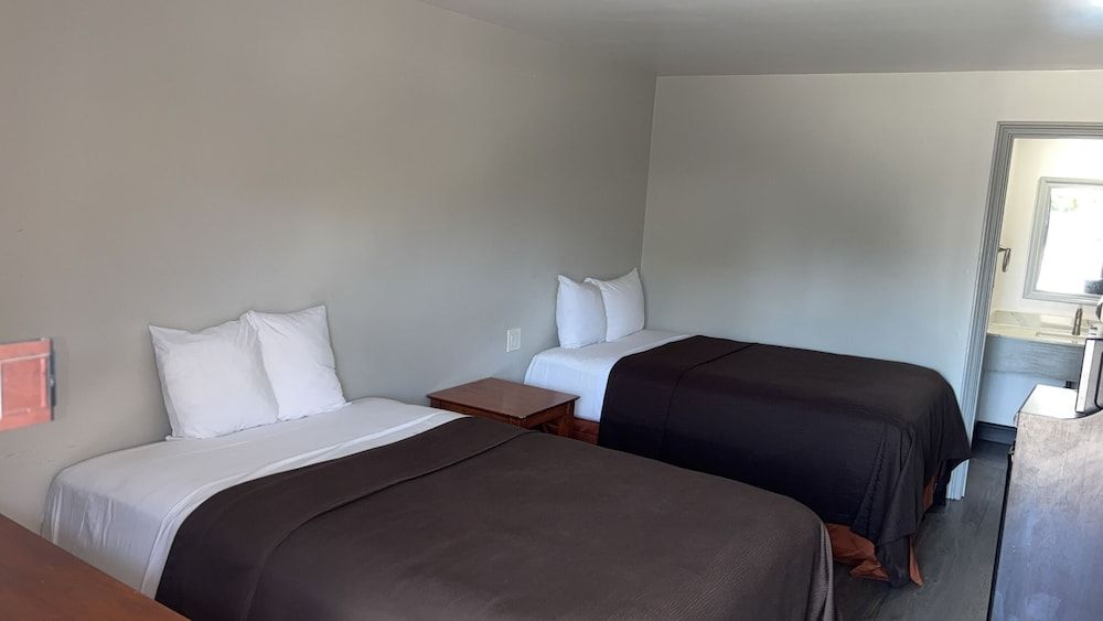 6 Rivers Motel Room, 2 Double Beds, Non Smoking 3