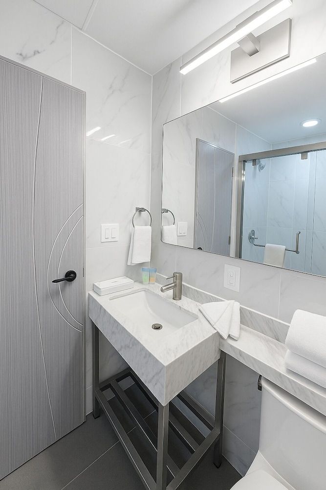 LIV Hotel Bronx - Newly Built Deluxe Room, 1 King Bed 3