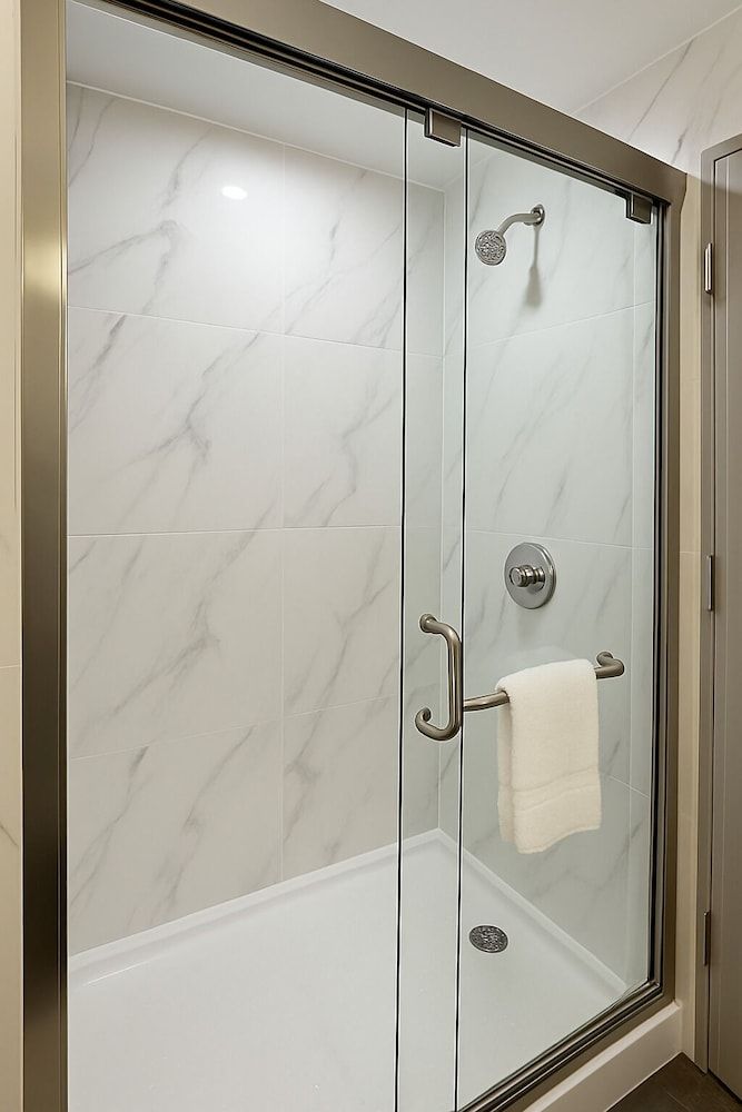 LIV Hotel Bronx - Newly Built Deluxe Room, 1 King Bed 5