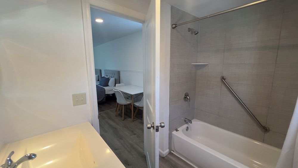 driftwood motel Traditional Apartment 3