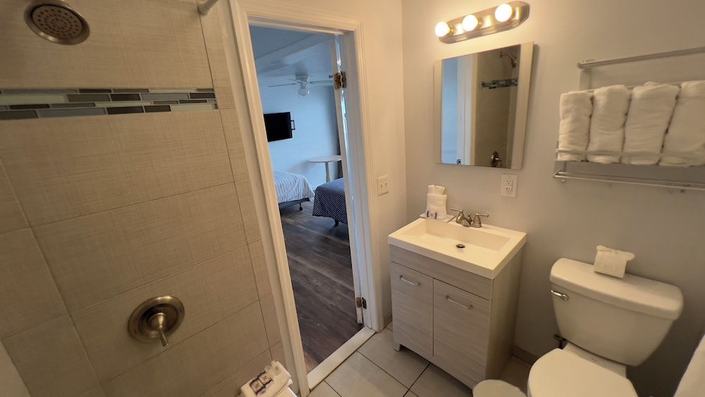 driftwood motel Luxury Room 2